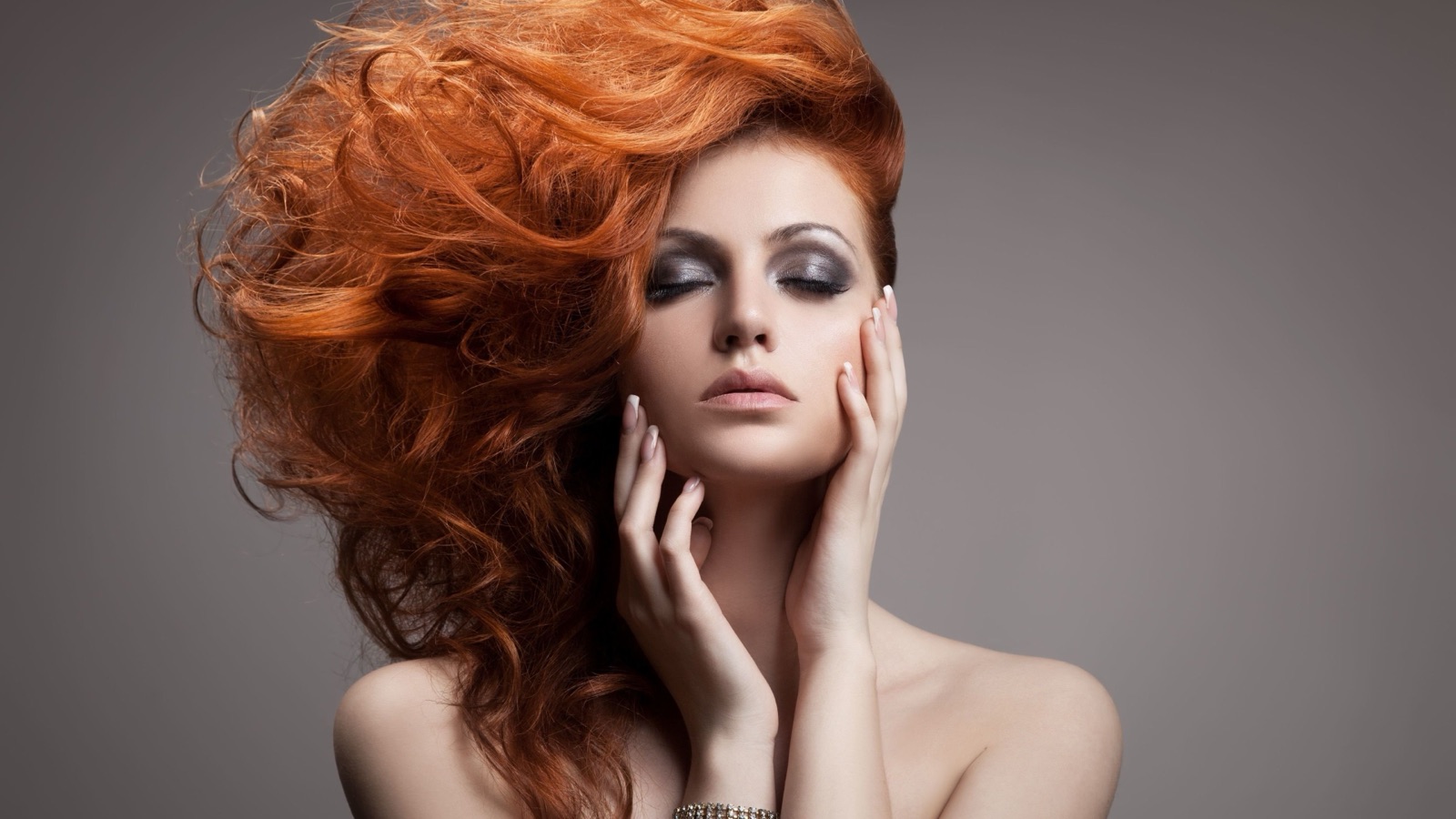 Volumineus rood kapsel, gestyled bij Hairstudio Veghel