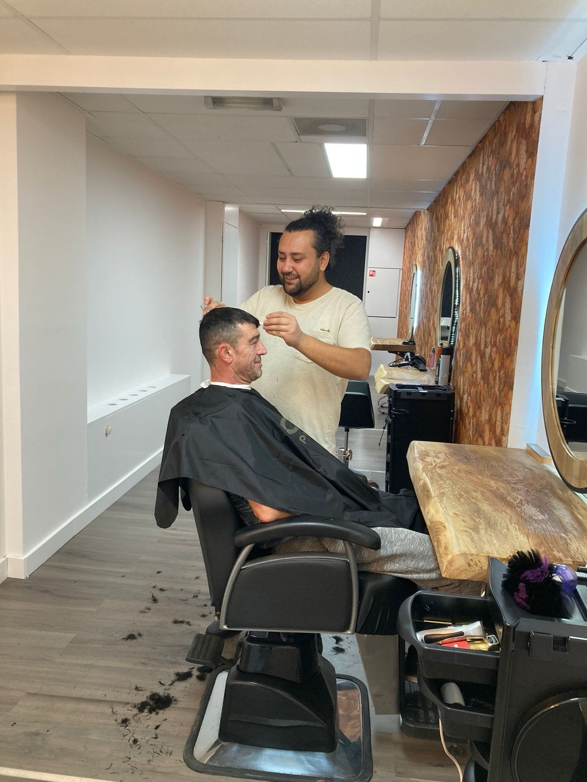 Mehmet Akçay knipt een klant in de salon aan de Molenstraat in Veghel